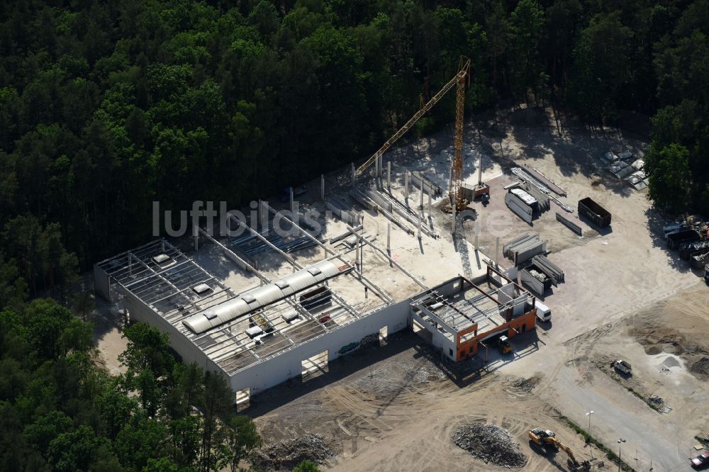 Hohen Neuendorf aus der Vogelperspektive: Baustelle eines neuen Einkaufszentrums und Supermarkt- Filiale von REWE in Hohen Neuendorf im Bundesland Brandenburg