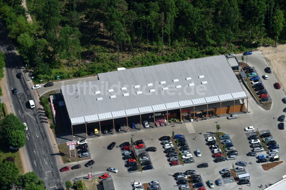 Hohen Neuendorf aus der Vogelperspektive: Baustelle eines neuen Einkaufszentrums und Supermarkt- Filiale von REWE in Hohen Neuendorf im Bundesland Brandenburg