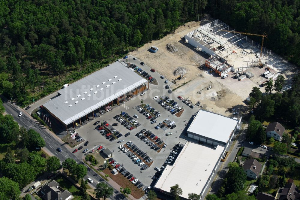 Luftaufnahme Hohen Neuendorf - Baustelle eines neuen Einkaufszentrums und Supermarkt- Filiale von REWE in Hohen Neuendorf im Bundesland Brandenburg