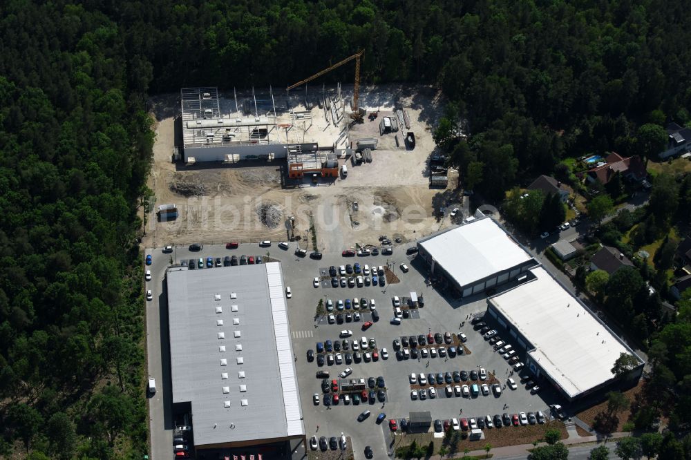 Luftbild Hohen Neuendorf - Baustelle eines neuen Einkaufszentrums und Supermarkt- Filiale von REWE in Hohen Neuendorf im Bundesland Brandenburg