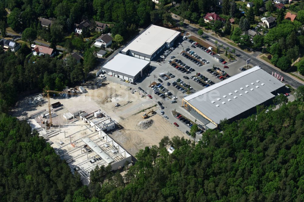 Luftaufnahme Hohen Neuendorf - Baustelle eines neuen Einkaufszentrums und Supermarkt- Filiale von REWE in Hohen Neuendorf im Bundesland Brandenburg