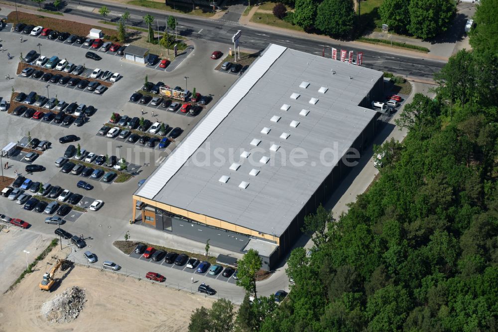 Hohen Neuendorf aus der Vogelperspektive: Baustelle eines neuen Einkaufszentrums und Supermarkt- Filiale von REWE in Hohen Neuendorf im Bundesland Brandenburg