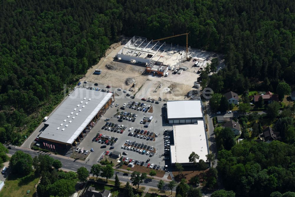 Luftaufnahme Hohen Neuendorf - Baustelle eines neuen Einkaufszentrums und Supermarkt- Filiale von REWE in Hohen Neuendorf im Bundesland Brandenburg