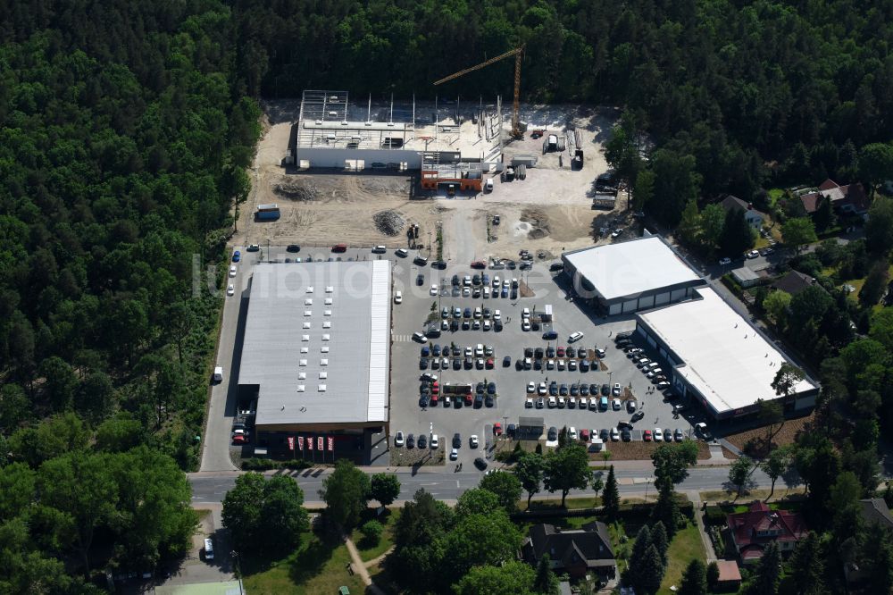 Hohen Neuendorf von oben - Baustelle eines neuen Einkaufszentrums und Supermarkt- Filiale von REWE in Hohen Neuendorf im Bundesland Brandenburg