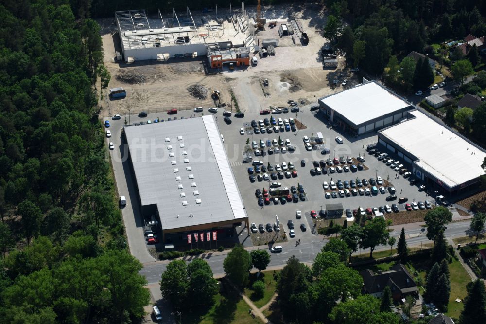 Hohen Neuendorf aus der Vogelperspektive: Baustelle eines neuen Einkaufszentrums und Supermarkt- Filiale von REWE in Hohen Neuendorf im Bundesland Brandenburg