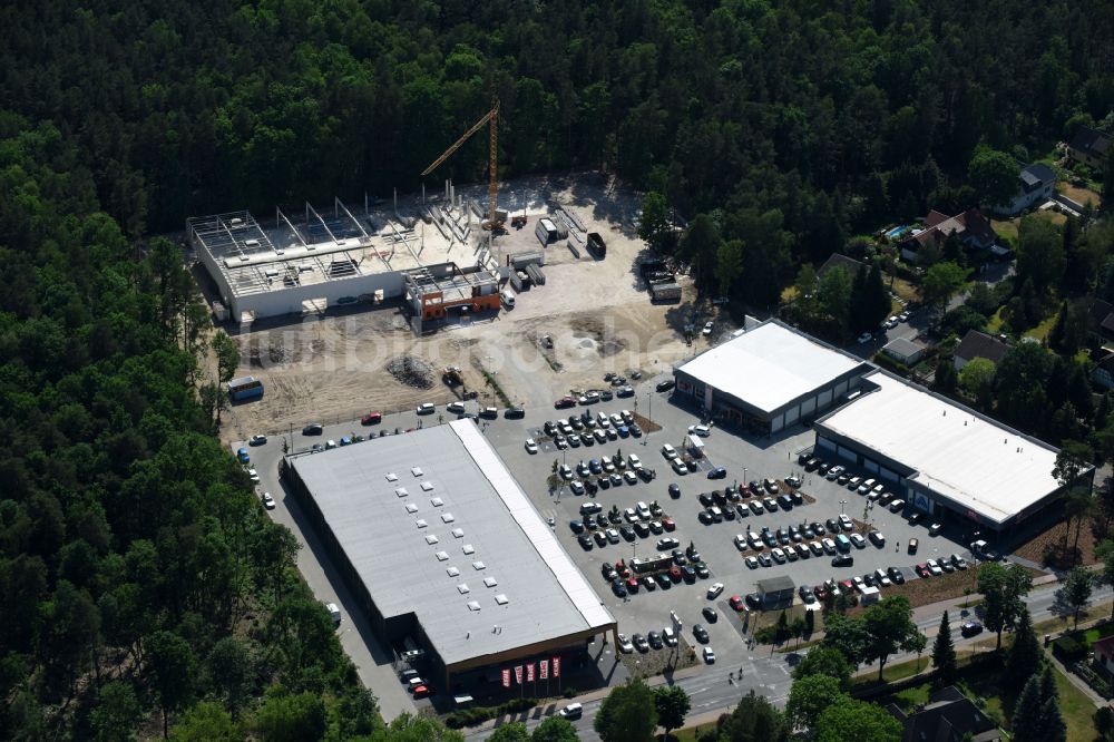 Luftbild Hohen Neuendorf - Baustelle eines neuen Einkaufszentrums und Supermarkt- Filiale von REWE in Hohen Neuendorf im Bundesland Brandenburg