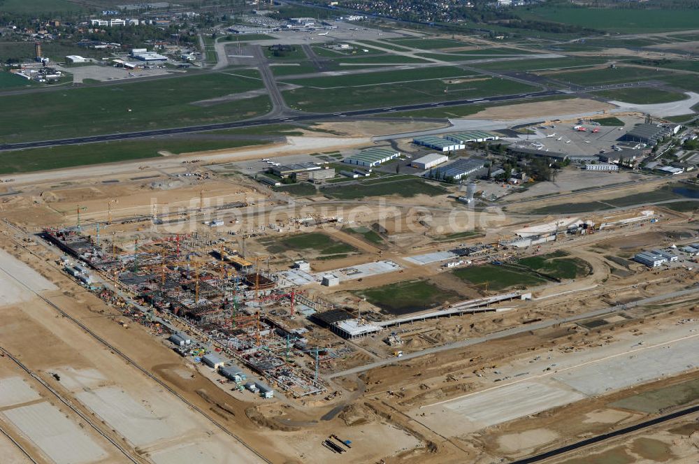 Luftaufnahme SCHÖNEFELD - Baustelle des neuen Fern- und S-Bahnhofes der Deutschen Bahn auf der Großbaustelle Neubau Bahnhof BBI am Flughafen Berlin-Schönefeld