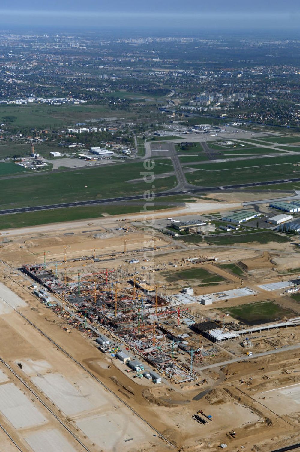 SCHÖNEFELD von oben - Baustelle des neuen Fern- und S-Bahnhofes der Deutschen Bahn auf der Großbaustelle Neubau Bahnhof BBI am Flughafen Berlin-Schönefeld