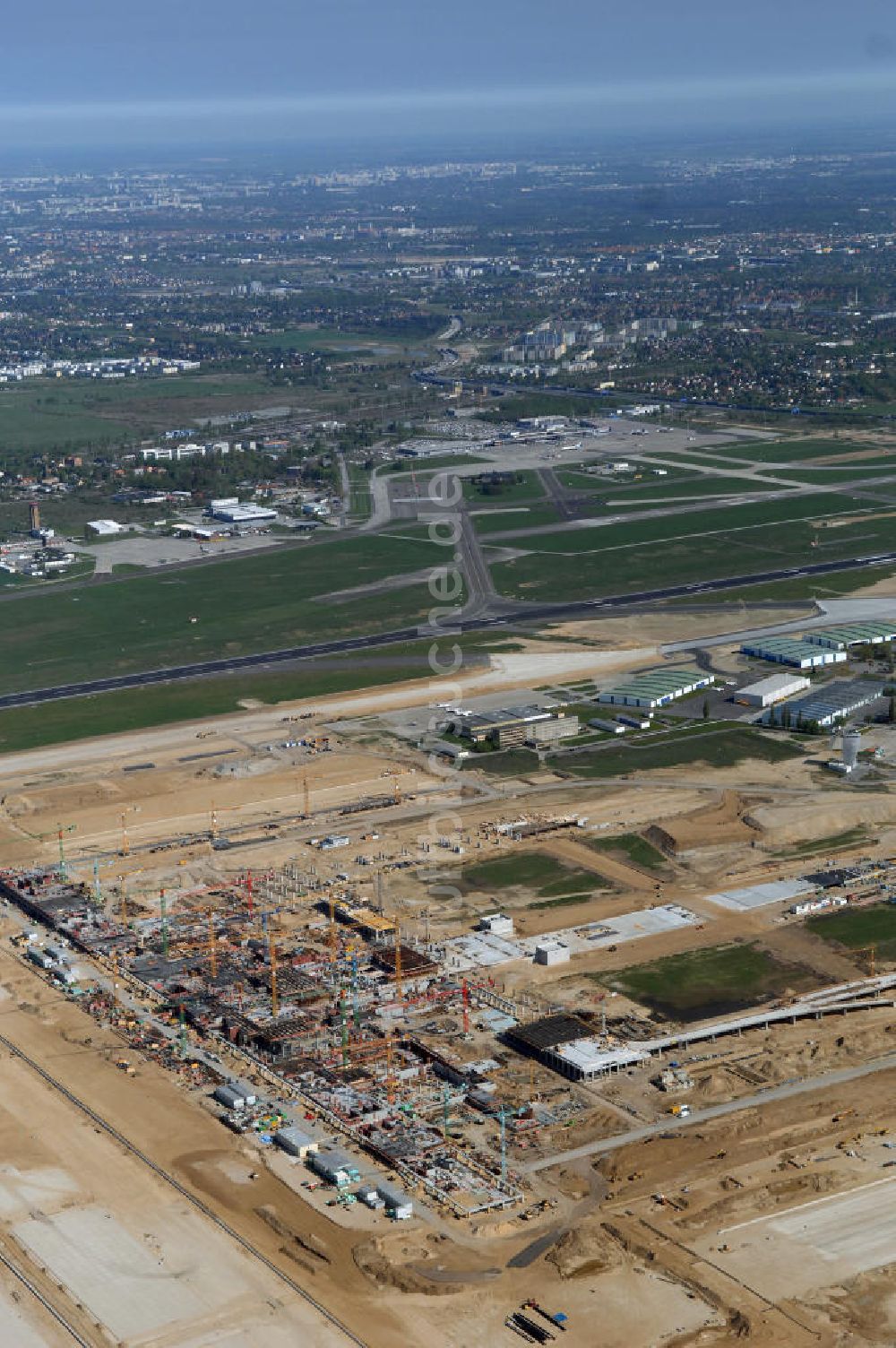 SCHÖNEFELD aus der Vogelperspektive: Baustelle des neuen Fern- und S-Bahnhofes der Deutschen Bahn auf der Großbaustelle Neubau Bahnhof BBI am Flughafen Berlin-Schönefeld