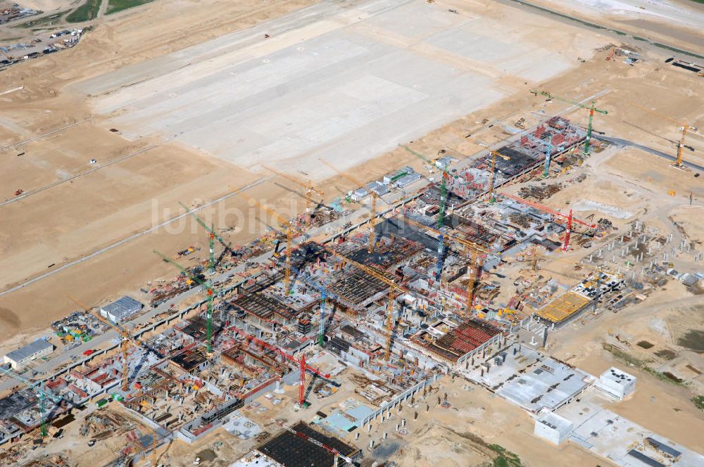 SCHÖNEFELD von oben - Baustelle des neuen Fern- und S-Bahnhofes der Deutschen Bahn auf der Großbaustelle Neubau Bahnhof BBI am Flughafen Berlin-Schönefeld