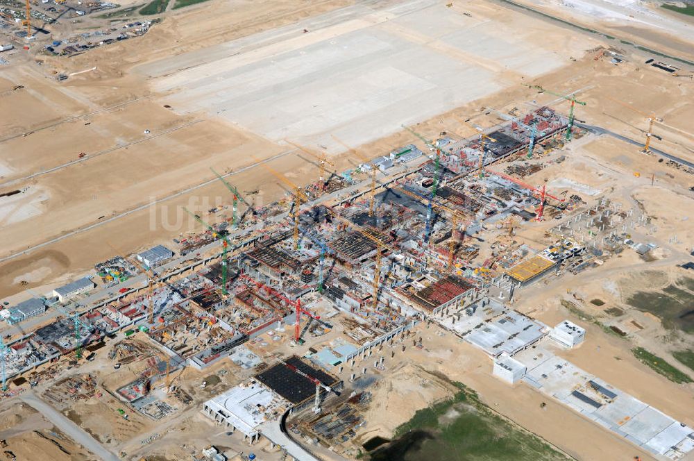 SCHÖNEFELD aus der Vogelperspektive: Baustelle des neuen Fern- und S-Bahnhofes der Deutschen Bahn auf der Großbaustelle Neubau Bahnhof BBI am Flughafen Berlin-Schönefeld