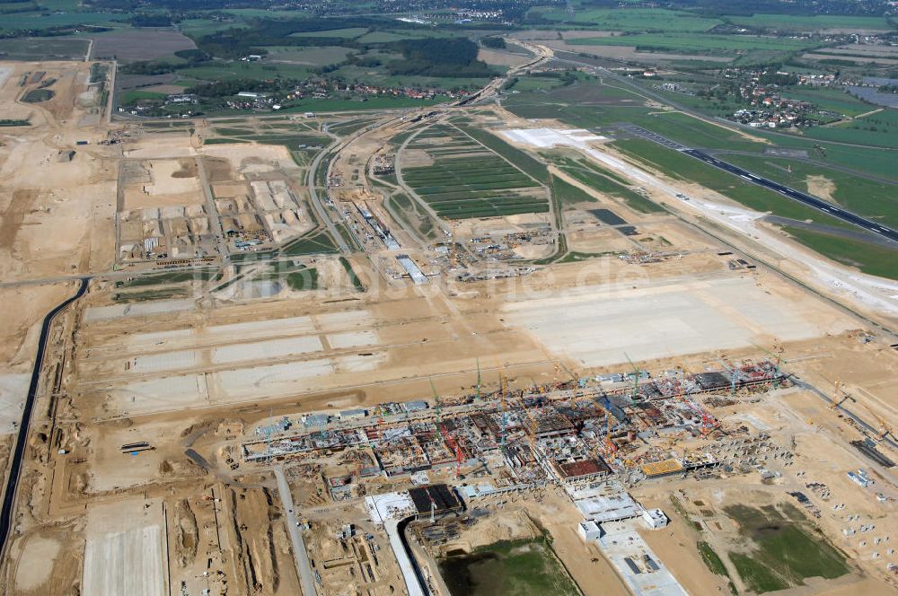 Luftbild SCHÖNEFELD - Baustelle des neuen Fern- und S-Bahnhofes der Deutschen Bahn auf der Großbaustelle Neubau Bahnhof BBI am Flughafen Berlin-Schönefeld