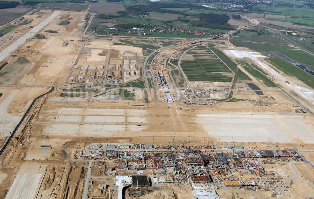 Luftaufnahme SCHÖNEFELD - Baustelle des neuen Fern- und S-Bahnhofes der Deutschen Bahn auf der Großbaustelle Neubau Bahnhof BBI am Flughafen Berlin-Schönefeld