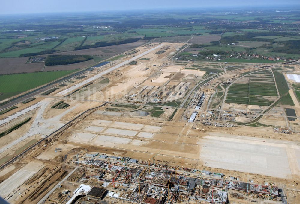 SCHÖNEFELD aus der Vogelperspektive: Baustelle des neuen Fern- und S-Bahnhofes der Deutschen Bahn auf der Großbaustelle Neubau Bahnhof BBI am Flughafen Berlin-Schönefeld