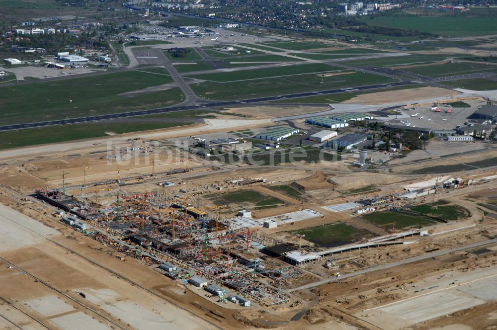 Luftbild SCHÖNEFELD - Baustelle des neuen Fern- und S-Bahnhofes der Deutschen Bahn auf der Großbaustelle Neubau Bahnhof BBI am Flughafen Berlin-Schönefeld