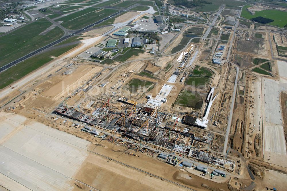 SCHÖNEFELD aus der Vogelperspektive: Baustelle des neuen Fern- und S-Bahnhofes der Deutschen Bahn auf der Großbaustelle Neubau Bahnhof BBI am Flughafen Berlin-Schönefeld