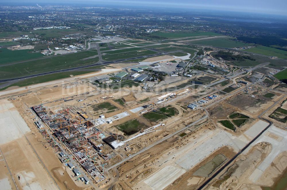 Luftaufnahme SCHÖNEFELD - Baustelle des neuen Fern- und S-Bahnhofes der Deutschen Bahn auf der Großbaustelle Neubau Bahnhof BBI am Flughafen Berlin-Schönefeld