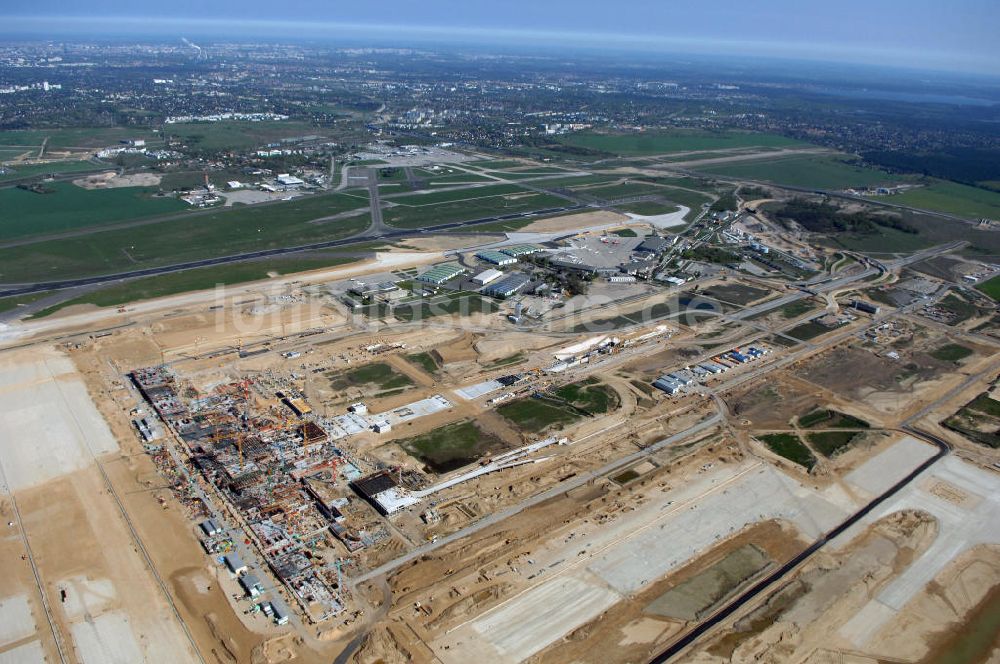 SCHÖNEFELD von oben - Baustelle des neuen Fern- und S-Bahnhofes der Deutschen Bahn auf der Großbaustelle Neubau Bahnhof BBI am Flughafen Berlin-Schönefeld