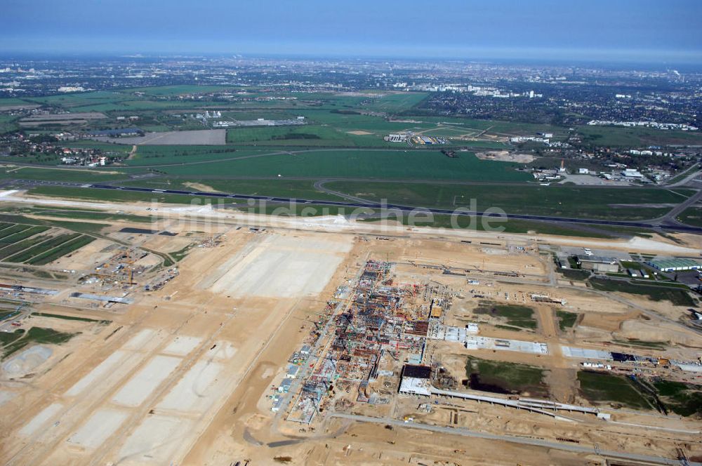 SCHÖNEFELD aus der Vogelperspektive: Baustelle des neuen Fern- und S-Bahnhofes der Deutschen Bahn auf der Großbaustelle Neubau Bahnhof BBI am Flughafen Berlin-Schönefeld