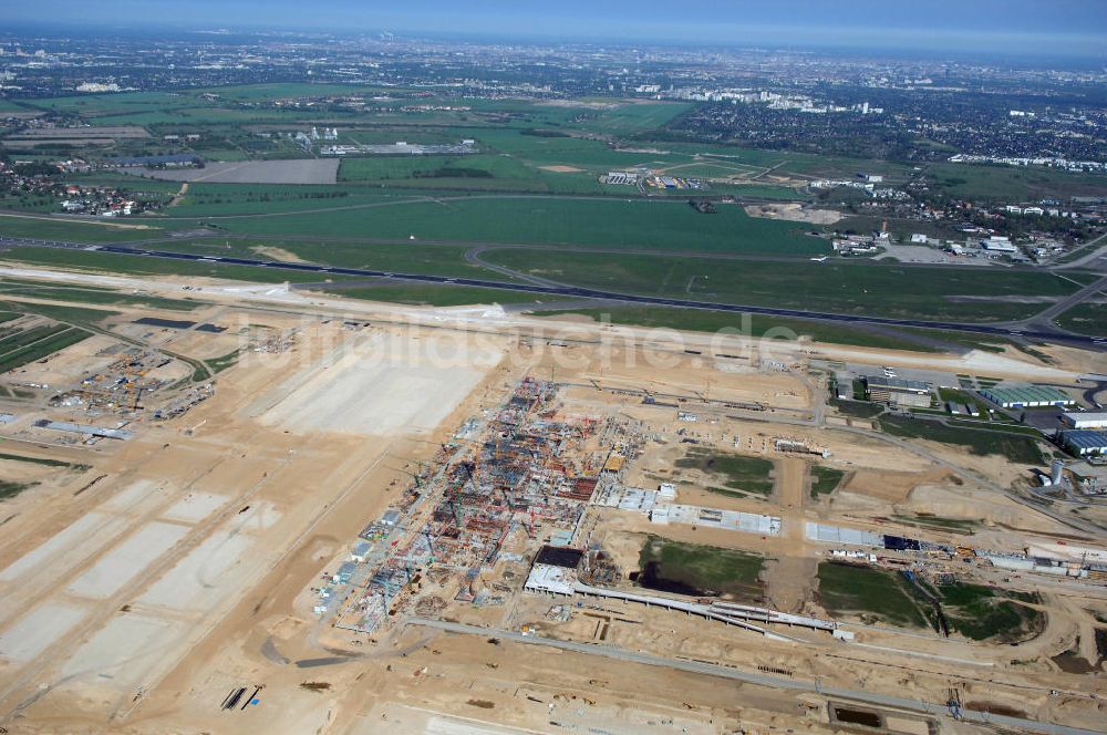 Luftbild SCHÖNEFELD - Baustelle des neuen Fern- und S-Bahnhofes der Deutschen Bahn auf der Großbaustelle Neubau Bahnhof BBI am Flughafen Berlin-Schönefeld