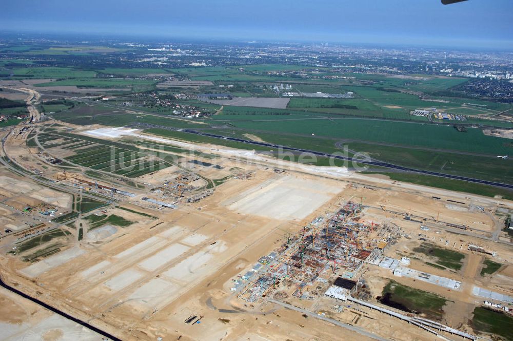 Luftaufnahme SCHÖNEFELD - Baustelle des neuen Fern- und S-Bahnhofes der Deutschen Bahn auf der Großbaustelle Neubau Bahnhof BBI am Flughafen Berlin-Schönefeld