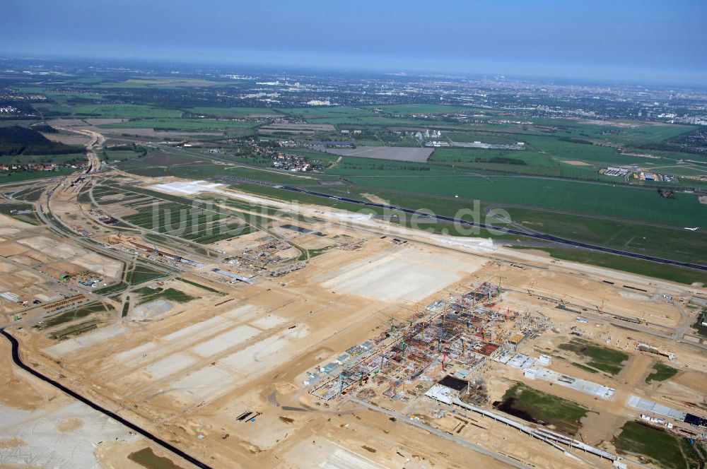 SCHÖNEFELD von oben - Baustelle des neuen Fern- und S-Bahnhofes der Deutschen Bahn auf der Großbaustelle Neubau Bahnhof BBI am Flughafen Berlin-Schönefeld