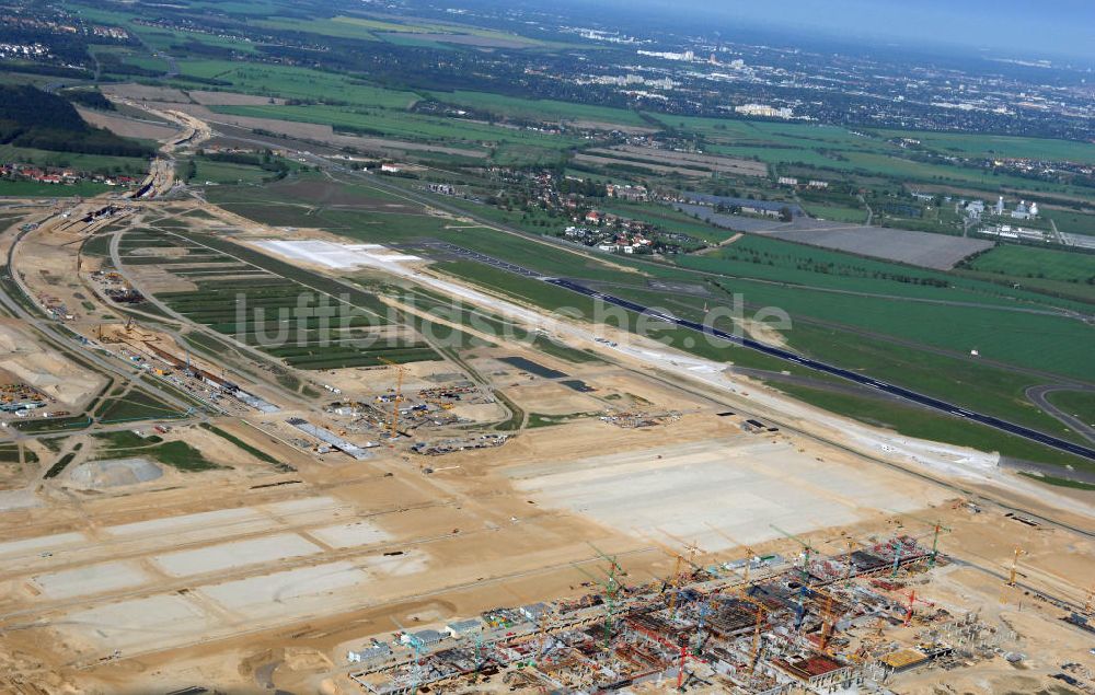 SCHÖNEFELD aus der Vogelperspektive: Baustelle des neuen Fern- und S-Bahnhofes der Deutschen Bahn auf der Großbaustelle Neubau Bahnhof BBI am Flughafen Berlin-Schönefeld