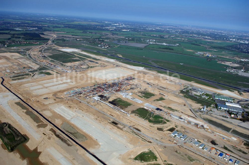 Luftbild SCHÖNEFELD - Baustelle des neuen Fern- und S-Bahnhofes der Deutschen Bahn auf der Großbaustelle Neubau Bahnhof BBI am Flughafen Berlin-Schönefeld