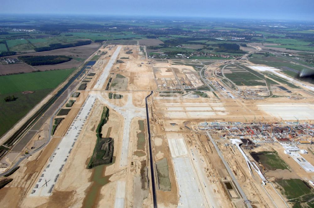 Luftaufnahme SCHÖNEFELD - Baustelle des neuen Fern- und S-Bahnhofes der Deutschen Bahn auf der Großbaustelle Neubau Bahnhof BBI am Flughafen Berlin-Schönefeld