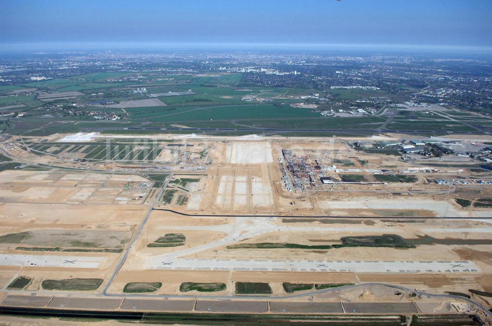 SCHÖNEFELD aus der Vogelperspektive: Baustelle des neuen Fern- und S-Bahnhofes der Deutschen Bahn auf der Großbaustelle Neubau Bahnhof BBI am Flughafen Berlin-Schönefeld