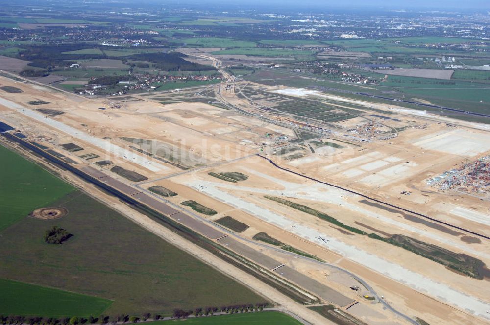 Luftbild SCHÖNEFELD - Baustelle des neuen Fern- und S-Bahnhofes der Deutschen Bahn auf der Großbaustelle Neubau Bahnhof BBI am Flughafen Berlin-Schönefeld