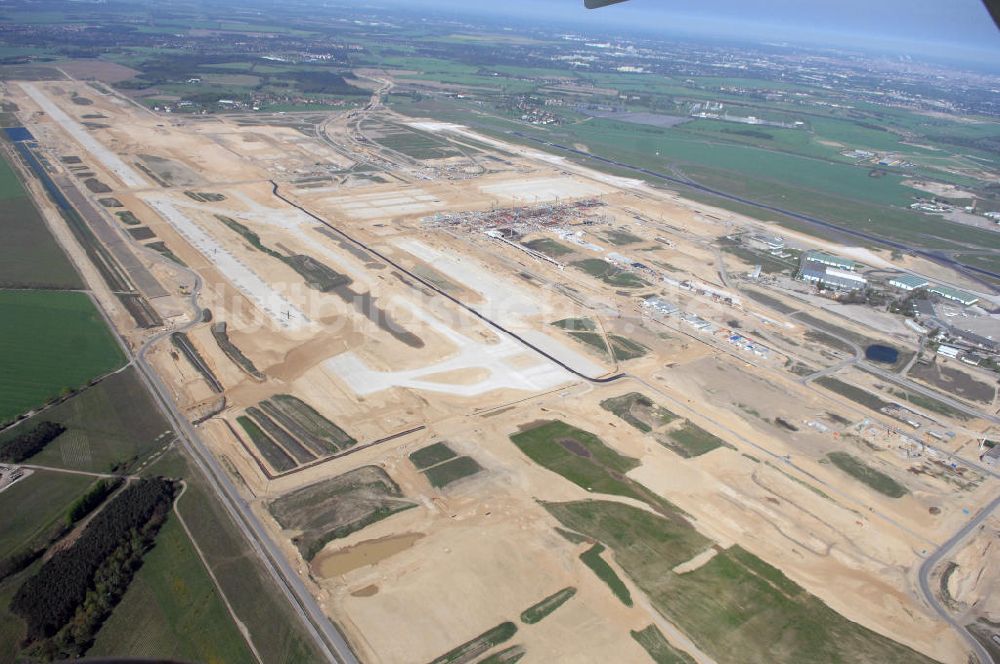 Luftaufnahme SCHÖNEFELD - Baustelle des neuen Fern- und S-Bahnhofes der Deutschen Bahn auf der Großbaustelle Neubau Bahnhof BBI am Flughafen Berlin-Schönefeld