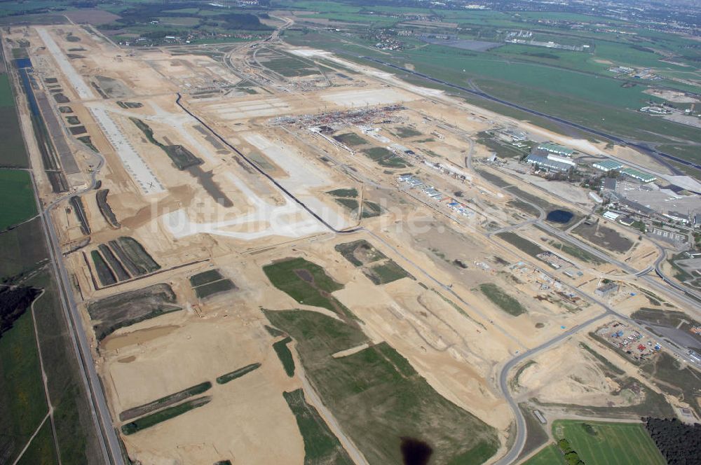 SCHÖNEFELD aus der Vogelperspektive: Baustelle des neuen Fern- und S-Bahnhofes der Deutschen Bahn auf der Großbaustelle Neubau Bahnhof BBI am Flughafen Berlin-Schönefeld