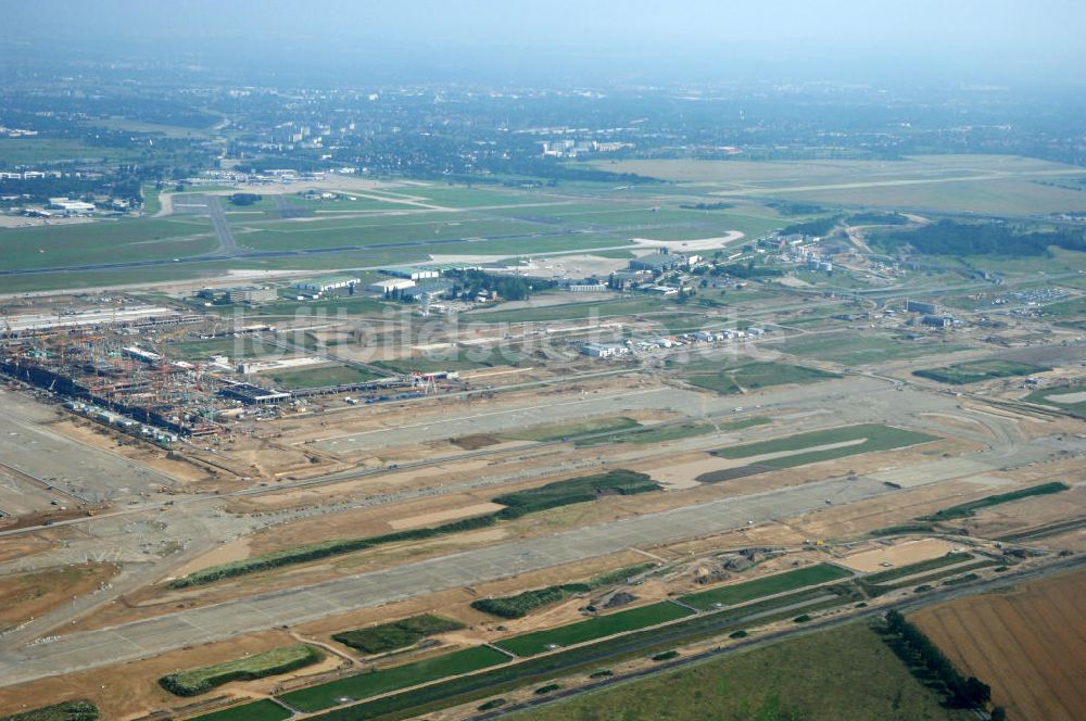 Schönefeld von oben - Baustelle des neuen Fern- und S-Bahnhofes der Deutschen Bahn auf der Großbaustelle Neubau Bahnhof BBI am Flughafen Berlin-Schönefeld