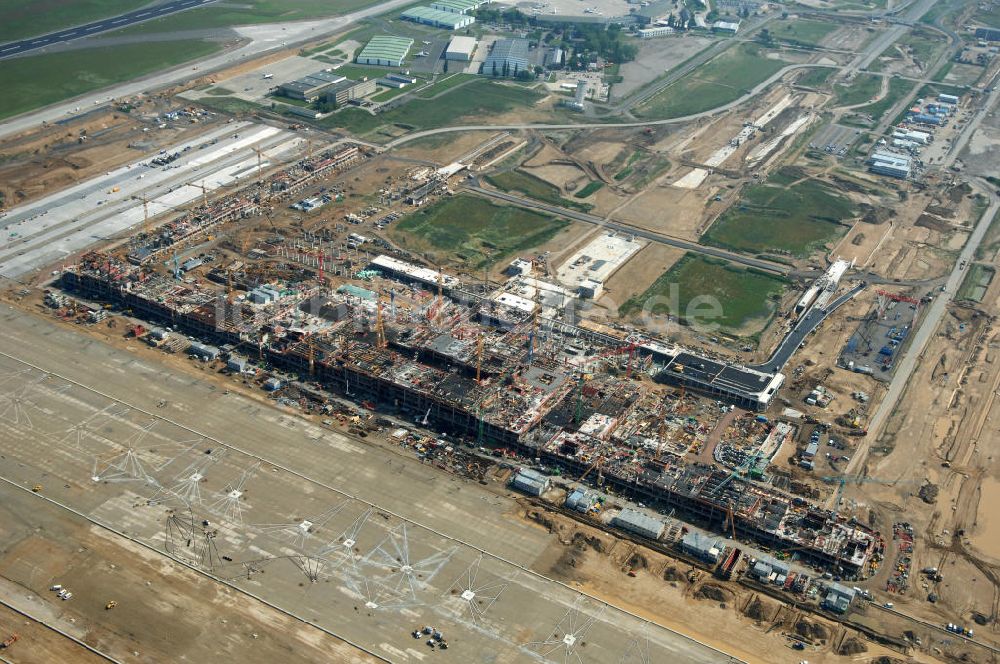 Schönefeld aus der Vogelperspektive: Baustelle des neuen Fern- und S-Bahnhofes der Deutschen Bahn auf der Großbaustelle Neubau Bahnhof BBI am Flughafen Berlin-Schönefeld