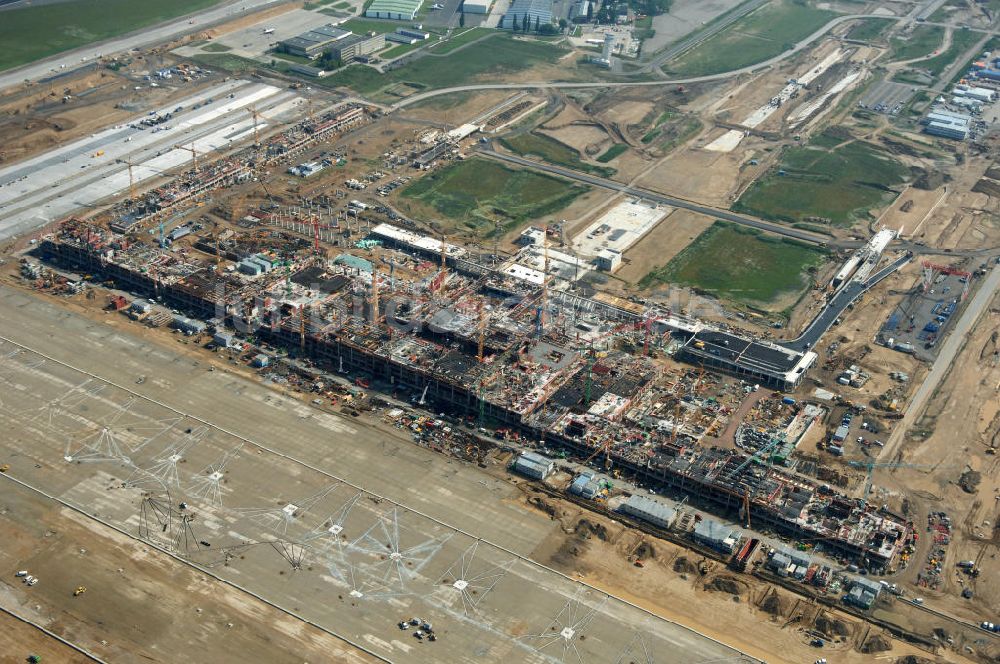 Luftbild Schönefeld - Baustelle des neuen Fern- und S-Bahnhofes der Deutschen Bahn auf der Großbaustelle Neubau Bahnhof BBI am Flughafen Berlin-Schönefeld