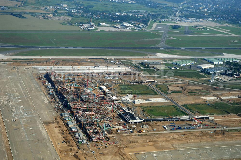 Schönefeld aus der Vogelperspektive: Baustelle des neuen Fern- und S-Bahnhofes der Deutschen Bahn auf der Großbaustelle Neubau Bahnhof BBI am Flughafen Berlin-Schönefeld