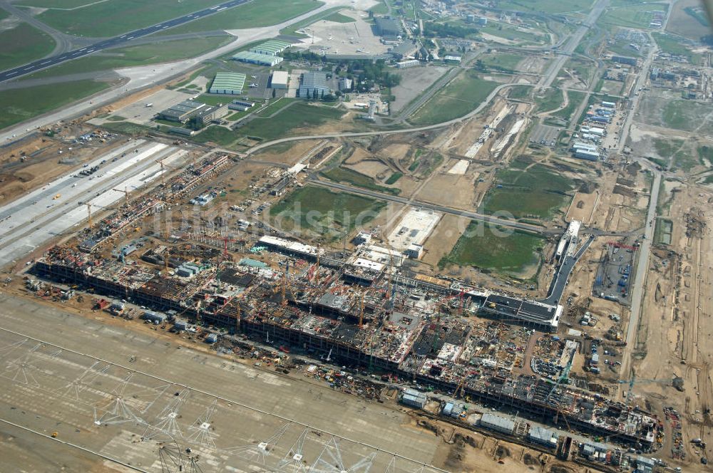 Luftbild Schönefeld - Baustelle des neuen Fern- und S-Bahnhofes der Deutschen Bahn auf der Großbaustelle Neubau Bahnhof BBI am Flughafen Berlin-Schönefeld