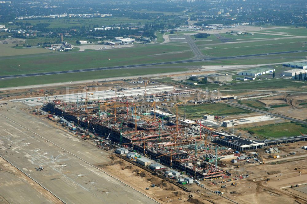 Luftaufnahme Schönefeld - Baustelle des neuen Fern- und S-Bahnhofes der Deutschen Bahn auf der Großbaustelle Neubau Bahnhof BBI am Flughafen Berlin-Schönefeld