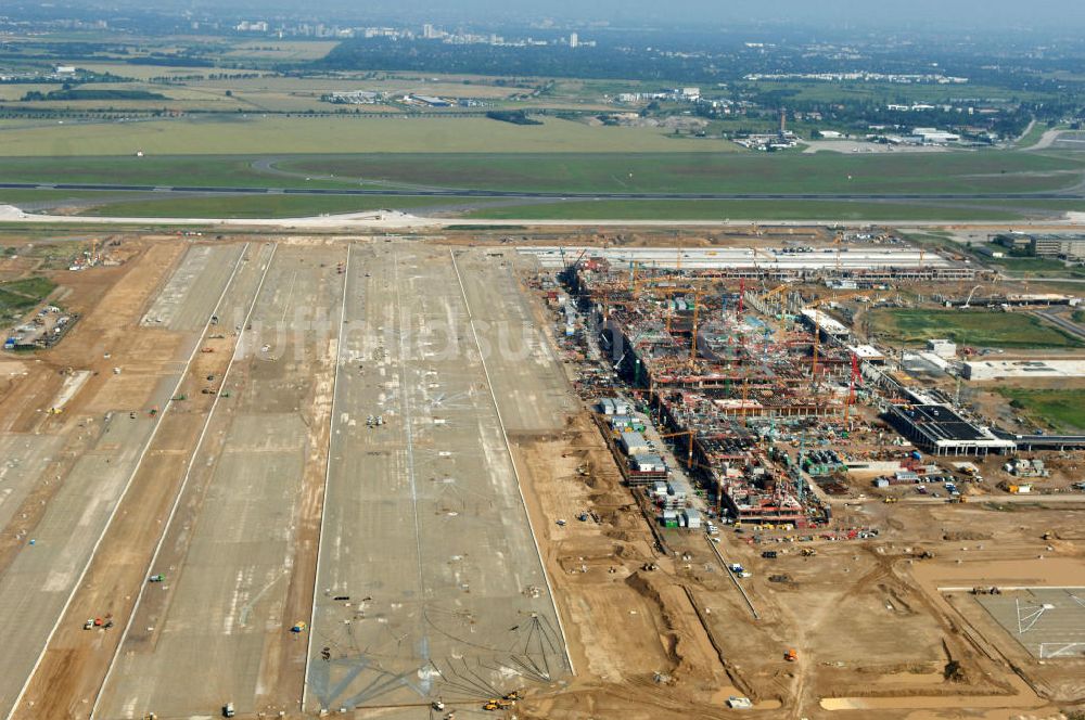 Schönefeld von oben - Baustelle des neuen Fern- und S-Bahnhofes der Deutschen Bahn auf der Großbaustelle Neubau Bahnhof BBI am Flughafen Berlin-Schönefeld