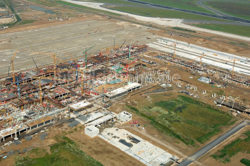 Luftaufnahme Schönefeld - Baustelle des neuen Fern- und S-Bahnhofes der Deutschen Bahn auf der Großbaustelle Neubau Bahnhof BBI am Flughafen Berlin-Schönefeld