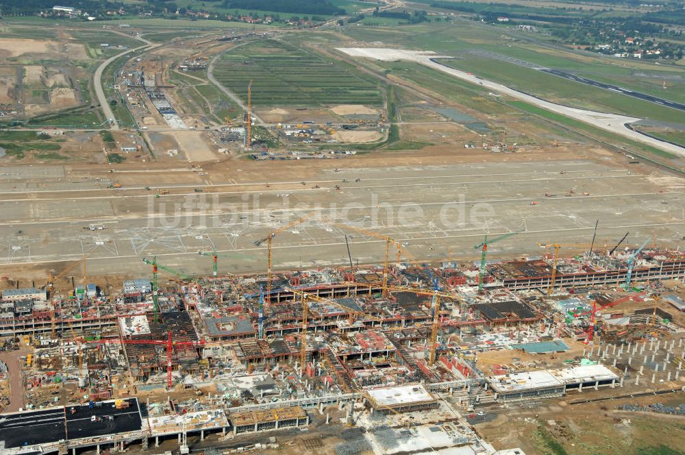 Schönefeld aus der Vogelperspektive: Baustelle des neuen Fern- und S-Bahnhofes der Deutschen Bahn auf der Großbaustelle Neubau Bahnhof BBI am Flughafen Berlin-Schönefeld