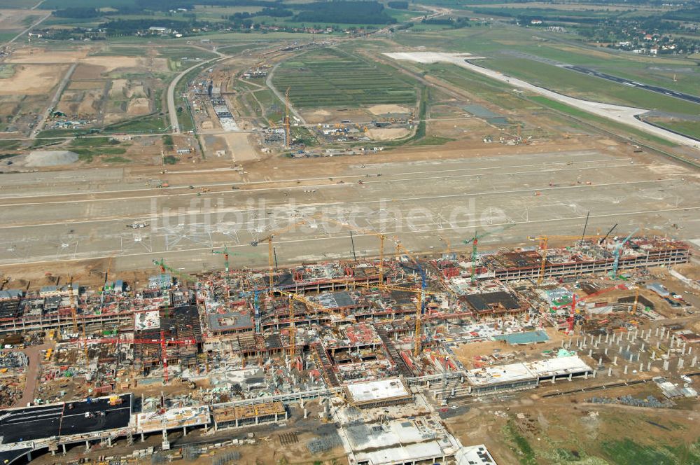 Luftbild Schönefeld - Baustelle des neuen Fern- und S-Bahnhofes der Deutschen Bahn auf der Großbaustelle Neubau Bahnhof BBI am Flughafen Berlin-Schönefeld