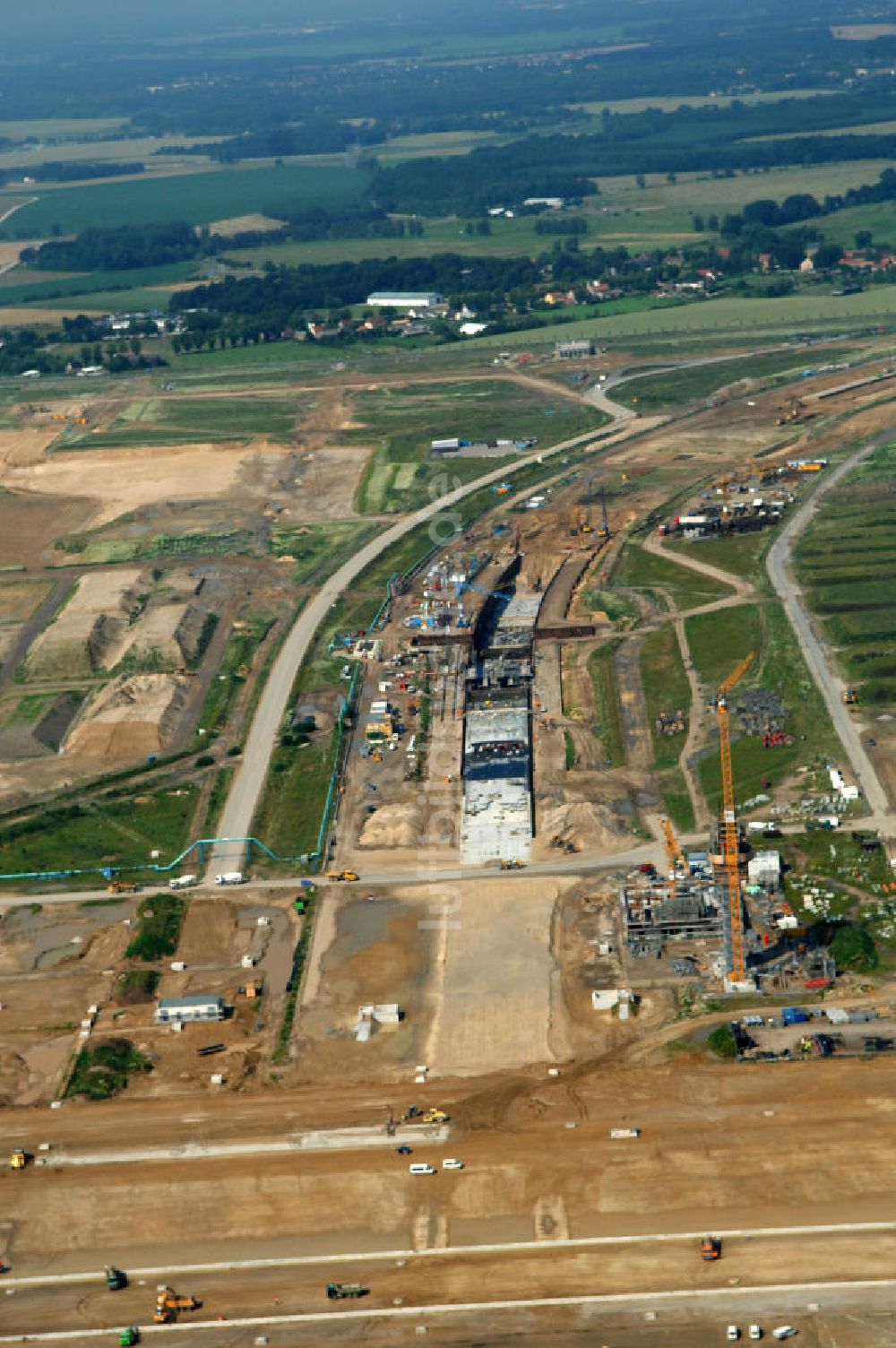 Luftaufnahme Schönefeld - Baustelle des neuen Fern- und S-Bahnhofes der Deutschen Bahn auf der Großbaustelle Neubau Bahnhof BBI am Flughafen Berlin-Schönefeld