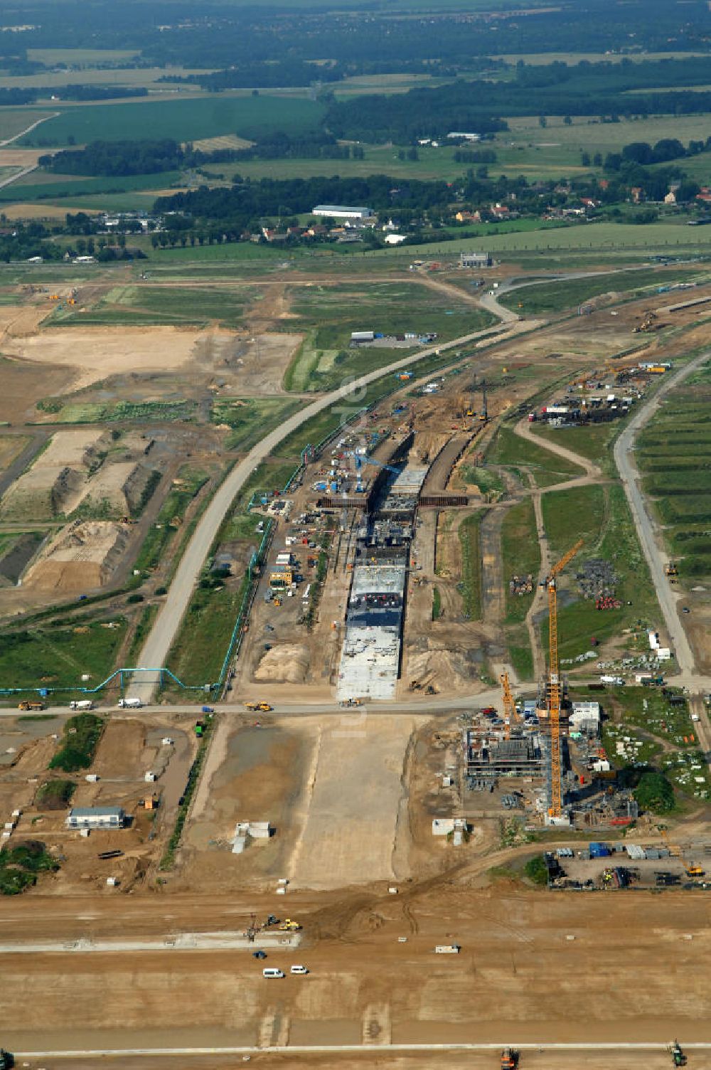 Schönefeld von oben - Baustelle des neuen Fern- und S-Bahnhofes der Deutschen Bahn auf der Großbaustelle Neubau Bahnhof BBI am Flughafen Berlin-Schönefeld