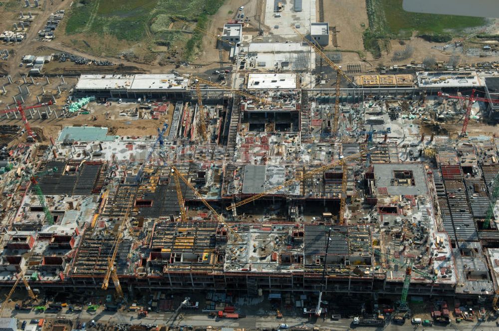 Schönefeld aus der Vogelperspektive: Baustelle des neuen Fern- und S-Bahnhofes der Deutschen Bahn auf der Großbaustelle Neubau Bahnhof BBI am Flughafen Berlin-Schönefeld