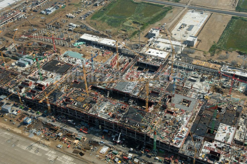 Luftaufnahme Schönefeld - Baustelle des neuen Fern- und S-Bahnhofes der Deutschen Bahn auf der Großbaustelle Neubau Bahnhof BBI am Flughafen Berlin-Schönefeld