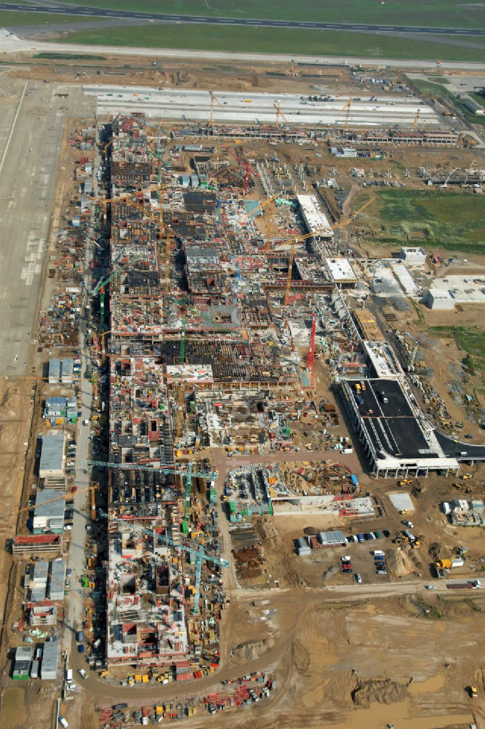 Luftaufnahme Schönefeld - Baustelle des neuen Fern- und S-Bahnhofes der Deutschen Bahn auf der Großbaustelle Neubau Bahnhof BBI am Flughafen Berlin-Schönefeld