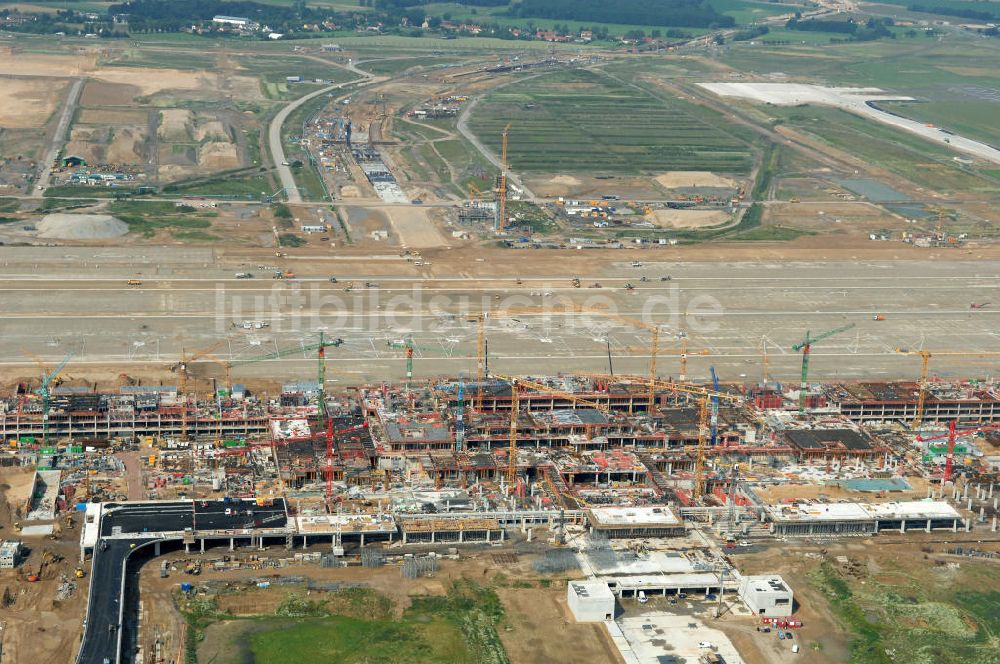 Luftbild Schönefeld - Baustelle des neuen Fern- und S-Bahnhofes der Deutschen Bahn auf der Großbaustelle Neubau Bahnhof BBI am Flughafen Berlin-Schönefeld