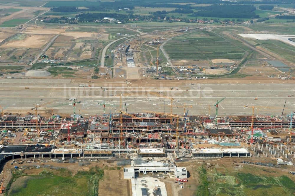 Luftaufnahme Schönefeld - Baustelle des neuen Fern- und S-Bahnhofes der Deutschen Bahn auf der Großbaustelle Neubau Bahnhof BBI am Flughafen Berlin-Schönefeld